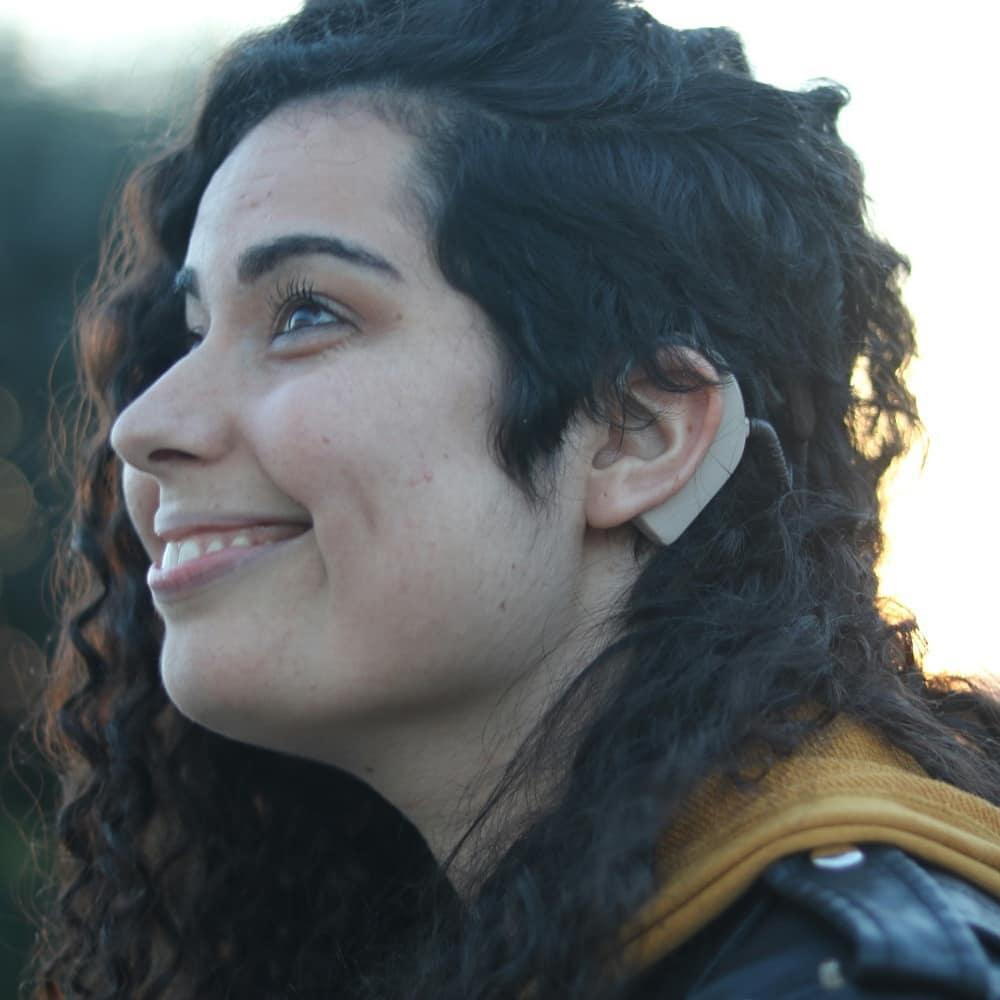 De universitária com aparelhos auditivos a designer “cyborg”